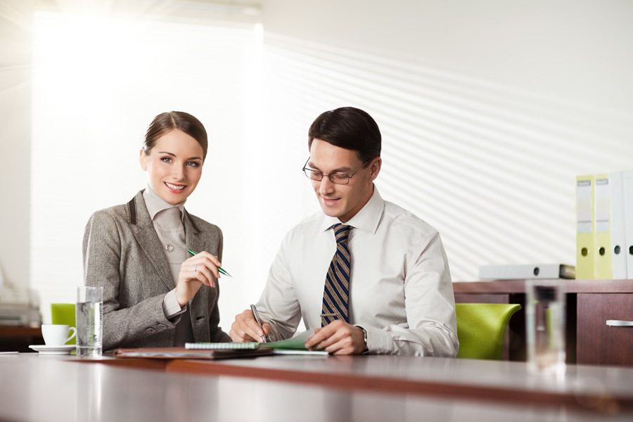 Человек передает деньги. Передает деньги. Рефинансирование люди. Человек передает документы. Банк друг человека.