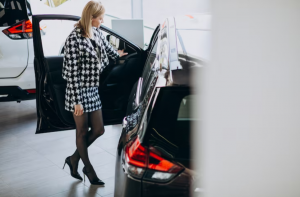 девушка рассматривает машину